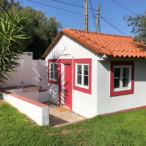 lisbon-cozy-house-w-garden-and-pool.hotels-lisbon-portugal.com/